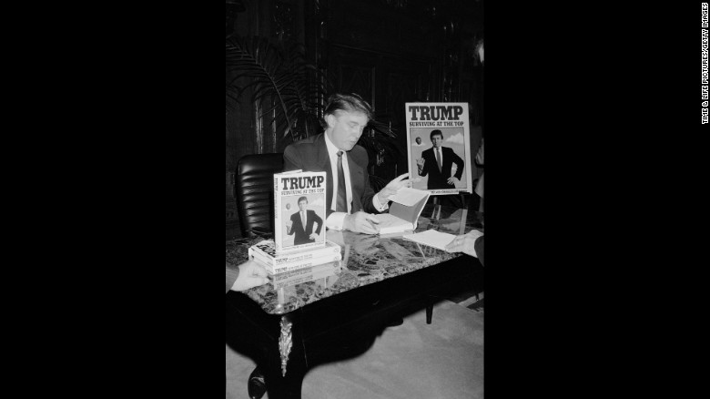 Ông Trump ký cuốn sách thứ hai do ông viết năm 1990 mang tên 
