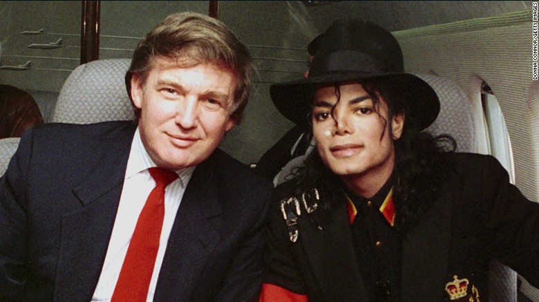 Ông Trump và ca sĩ Michael Jackson chụp ảnh trước khi đến thăm Ryan White – một em bé bị bệnh AIDS, năm 1990.