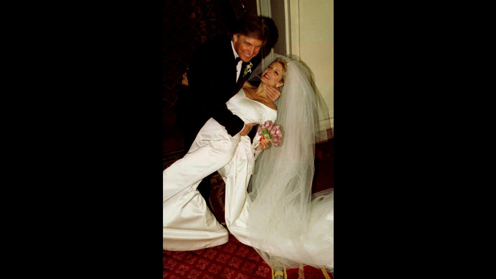 Ông Trump và người vợ thứ hai - Marla Maples. Họ đã cưới nhau ở New York vào tháng 12 năm 1993. Cặp đôi ly dị năm 1999 và có một con gái tên là Tiffany.
