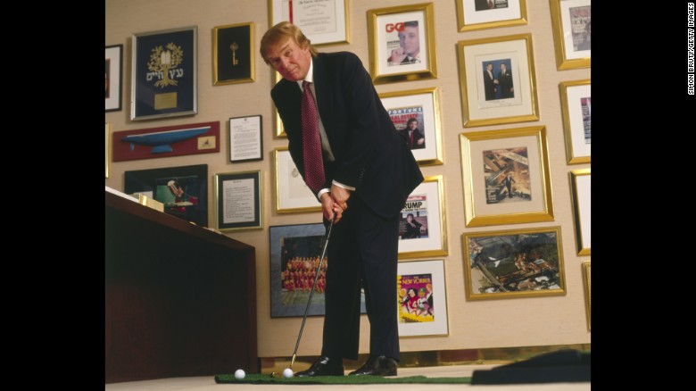 Ông Trump tại văn phòng ở New York năm 1998.