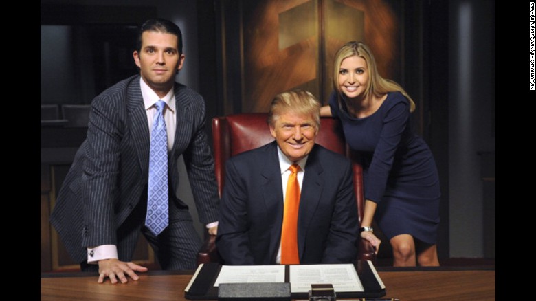 Trump xuất hiện trên chương trình Người tập sự nổi tiếng cùng với hai con - Donald Jr. và Ivanka năm 2009.