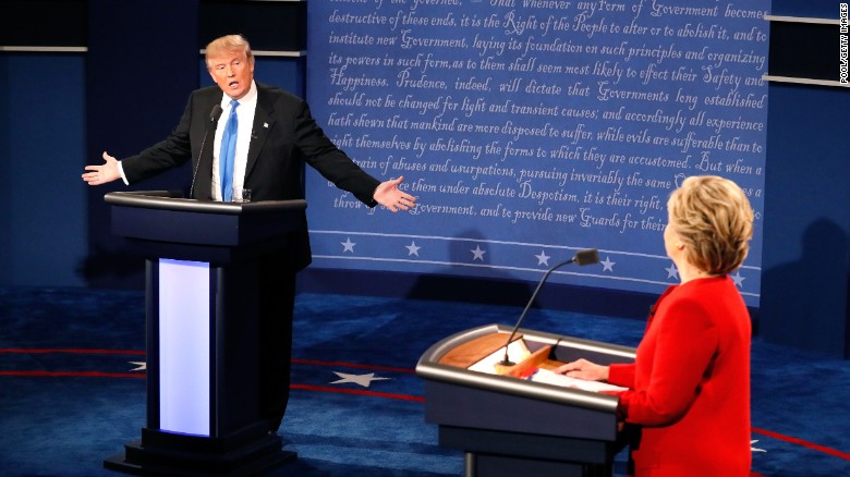 Ông Trump đối đầu với ứng cử viên tổng thống Đảng Dân chủ trong phiên tranh luận đầu tiên ở Hempstead, New York, hồi tháng 9.