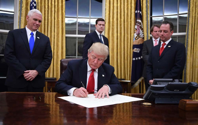 Tổng thống Trump ký những sắc lệnh đầu tiên trong cương vị mới