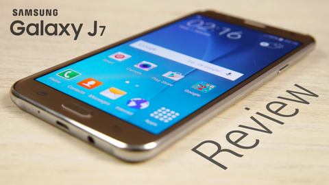 Samsung Galaxy J7 (4,52 triệu đồng). Máy sở hữu phong cách thiết kế đầy trẻ trung và năng động của dòng Galaxy J Series, các cạnh máy được bo tròn cùng với viền giả kim loại mang lại cảm giác thoải mái khi cầm trên tay. Máy được trang bị vi xử lý 8 nhân Exynos 7580 do chính Samsung tự sản xuất, chip đồ họa Mali T720, RAM dung lượng 1.5 GB, bộ nhớ trong 16 GB và có hỗ trợ thẻ nhớ ngoài MicroSD lên tới 128 GB.