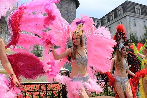 Chương trình hoạt náo lớn nhất trong năm tại Bà Nà Hills có sự góp mặt của các nghệ sỹ châu Âu. Trong khung cảnh Châu Âu tráng lệ mà cổ kính của làng Pháp, các vũ công xinh đẹp, tài năng trong những bộ cánh lộng lẫy sắc màu cống hiến cho du khách những vũ điệu sôi động.
