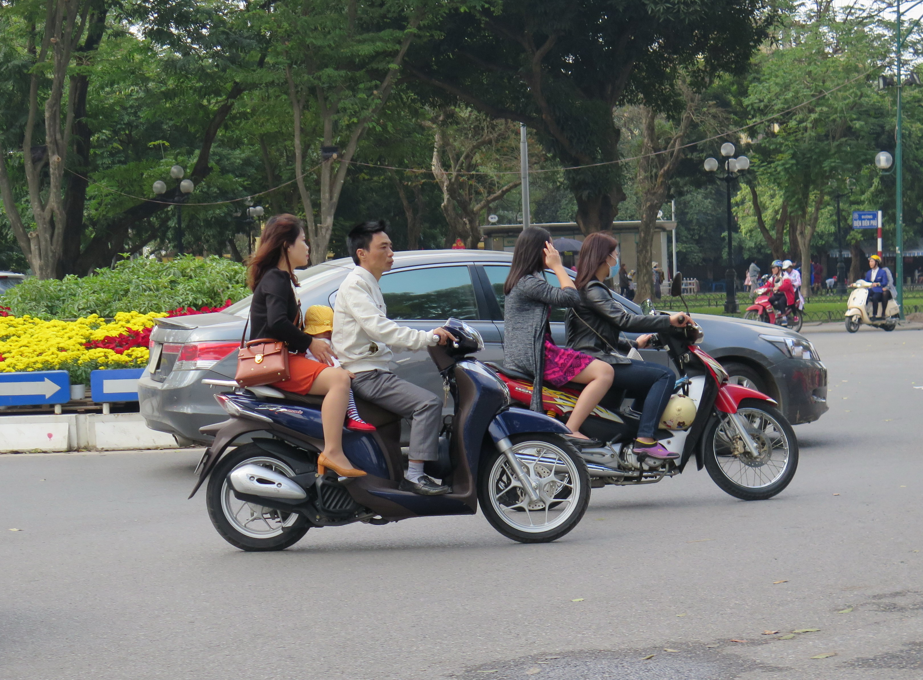 Hà Nội: Người dân vô tư 'đầu trần' du xuân