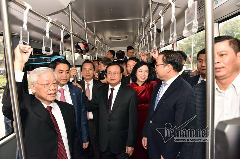 Tổng bí thư Nguyễn Phú Trọng trải nghiệm xe buýt chất lượng cao của Thủ đô. 