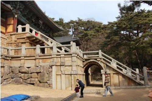 Chùa Bulguksa (Phật Quốc Tự) tọa lạc trên sườn núi Tohamsa, cách thành phố Gyeongju, Hàn Quốc là một trong những địa điểm hành hương nổi tiếng dịp Tết Âm lịch. Đây được coi là ngôi chùa cổ nhất Hàn Quốc, được xây dựng dưới lệnh của Hoàng hậu Beopheung của Vương triều Silla năm 528.