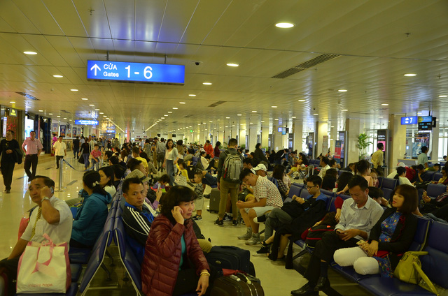 Sân bay Tân Sơn Nhất đông nghẹt khách về quê ăn Tết muộn