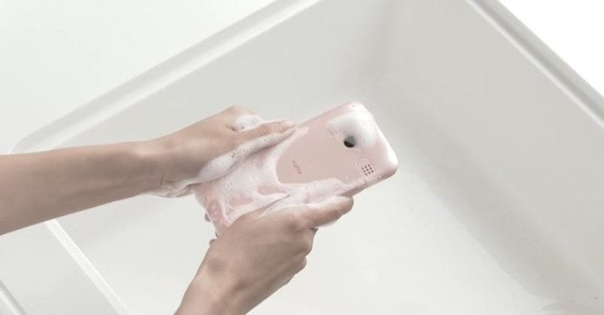 Chiếc smartphone của Nhật Bản có thể rửa bằng nước và xà phòng khiến nhiều người kinh ngạc.