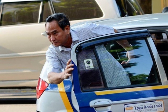 Thứ trưởng cười tươi đi taxi, lãnh đạo tỉnh thích 'đặc thù xe công'