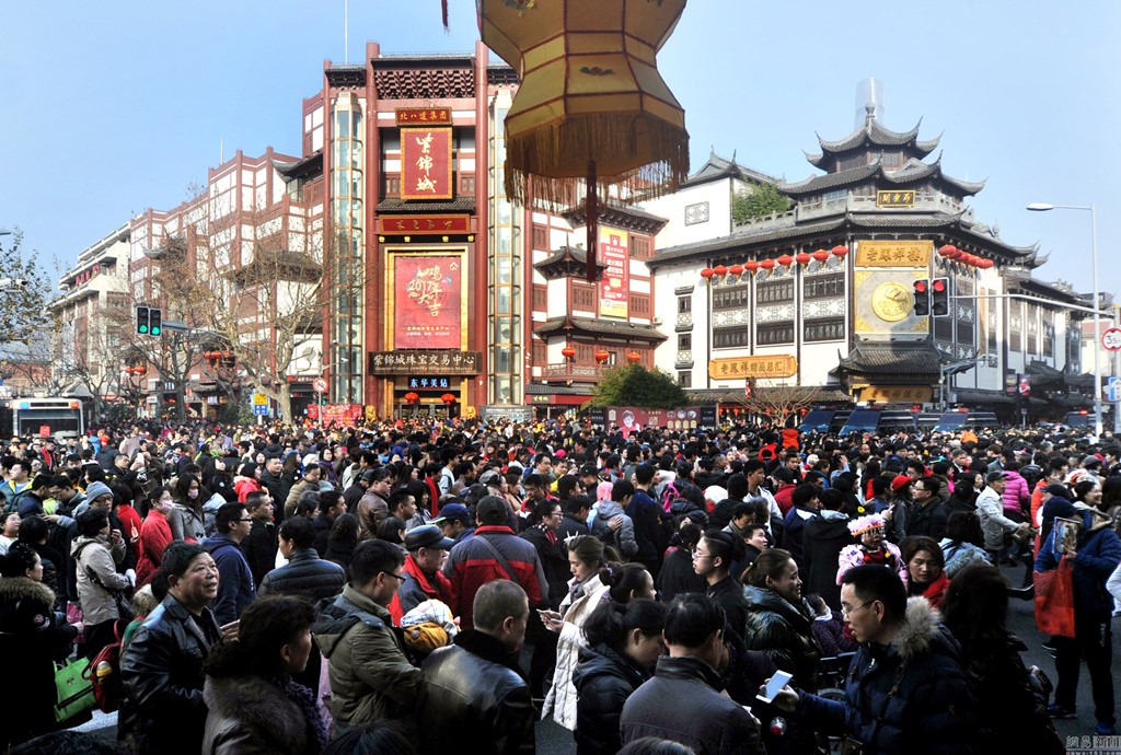 Từ chiều mồng 1 Tết, người dân đã kéo về khu vực Miếu Thành Hoàng - Dự Viên ở Thượng Hải gây nên cảnh tượng đông đúc, chen lấn. Ảnh: 163.