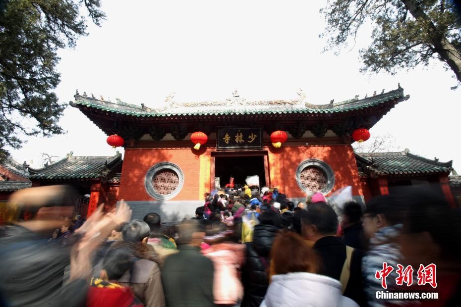 Như mọi năm, chùa Thiếu Lâm trên núi Tung Sơn ở thành phố Trịnh Châu, tỉnh Hà Nam thu hút rất đông khách đến thăm dịp năm mới. Ảnh: Chinanews.