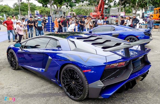 Chủ nhân chiếc xe tiết lộ giá trị mẫu xe này khoảng 1,5 triệu USD, đắt nhất trong số Lamborghini có mặt tại Việt Nam. Trước đây, Minh Nhựa từng sở hữu một chiếc Lamborghini Murcielago LP670-4 SV trị giá 1 triệu USD.