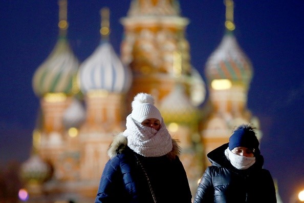 Người dân Nga co ro trong giá rét khi đi bộ ở quảng trường Đỏ tại thủ đô Moscow. Nhiệt độ về đêm tại một số vùng ở Nga khi xuống thấp có thể đến âm 28 độ C. Ảnh: AFP.