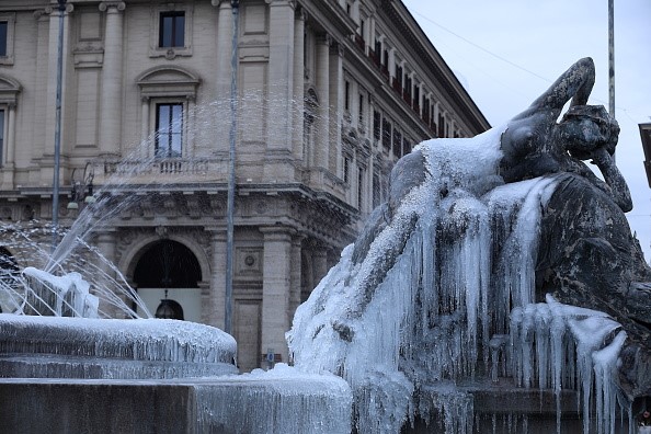 Bức tượng và đài phun nước đóng băng trong mùa đông ở thủ đô Rome của Italy. Ảnh: AFP.