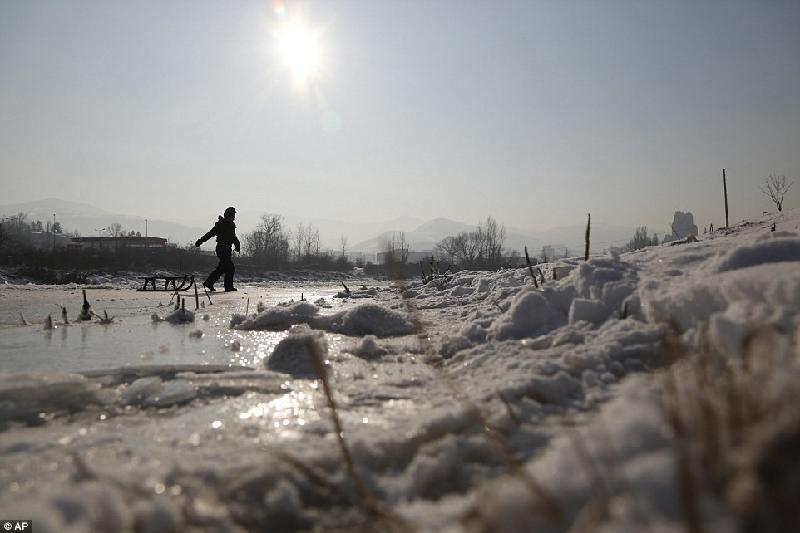 Trẻ em chơi đùa bên khối tuyết ở bờ sông tại Zenica, Bosnia. Khu vực Đông Âu đã trải qua 4 ngày liên tiếp chịu nhiệt độ khắc nghiệt. Ảnh: AP.