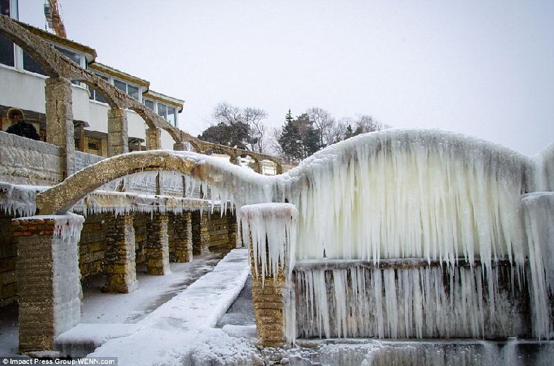 Cây cầu phủ băng ở thị trấn Varna, Bulgaria. Ảnh: WENN.