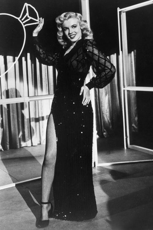 Tuy nhiên, người đặt dấu mốc cho trang phục dạ hội sexy lại là minh tinh huyền thoại Marilyn Monroe với mẫu đầm pha trộn chất liệu xuyên thấu, đính sequin lấp lánh và xẻ cao gợi cảm (năm 1952).