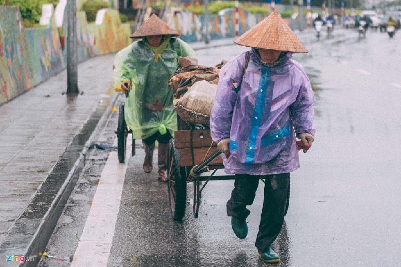 Hai người phụ nữ làm cửu vạn oằn mình kéo hàng trên đường Hồng Hà.