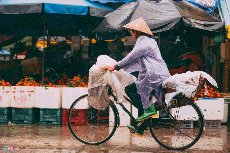 Mặc cho cơn mưa nặng hạt, tiếng rao “Xôi lạc, bánh khúc đây” vẫn vang lên mỗi ngõ ngách khu chợ này.