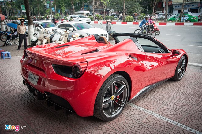 Việt Nam hiện có hai chiếc Ferrari 488 Spider. Ảnh: Thế Hưng.