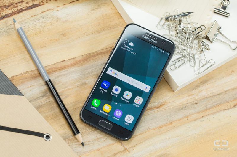 Thiết kế: Dựa trên thiết kế vô cùng ấn tượng của Galaxy S7, lần này Samsung đã không ngần ngại khi mang nhiều nét tương đồng của mẫu smartphone cao cấp này lên chiếc điện thoại tầm trung Galaxy A3 (2017). 