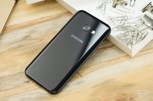 Chính vì vậy Galaxy A3 (2017) rất nổi bật với thiết kế khung kim loại bo tròn ở các cạnh, hai mặt là kính trong đó mặt trước là kính cong 2.5D, trong khi kính ở mặt lưng cũng được làm cong ở hai cạnh rất giống với Galaxy S7, nhất là bản màu đen bóng mang lại cảm giác rất sang trọng. Một tính năng tốt khác của S7 được Samsung mang lên Galaxy A3 (2017) đó chính là khả năng chống nước và chống bụi theo chuẩn IP68, đây sẽ là tính năng mà ít có đối thủ nào trong cùng phân khúc có được. 
