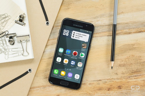 Màn hình: Samsung Galaxy A3 (2017) sở hữu màn hình nhỏ gọn với kích thước chỉ 4,7 inch và độ phân giải vẫn chỉ dừng ở mức HD và mật độ điểm ảnh là 312 ppi. Chính vì vậy mà màn hình của Galaxy A3 (2017) hiển thị không được sắc nét, mặc dù vậy do sử dụng tấm nền Super AMOLED nên màu sắc sống động, nịnh mắt, độ tương phản tốt và góc nhìn rộng.Với độ sáng màn hình tối đa 518 nit, màn hình Galaxy A3 (2017) vẫn hiển thị khá sáng và dễ đọc khi sử dụng ngoài trời. Ở mức tối thiểu độ sáng đạt 1.8 nit, có thể thoải mái đọc ngay cả trong phòng tối. 