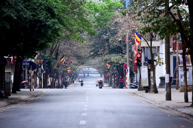Phố Cửa Bắc - con phố kết nối từ hoàng thành Thăng Long (quận Ba Đình) ra đường vành đai Yên Phụ vắng người qua lại.