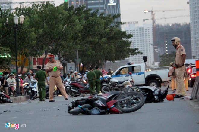 Ôtô 'điên' tông gần chục xe máy, nhiều người bị thương nặng