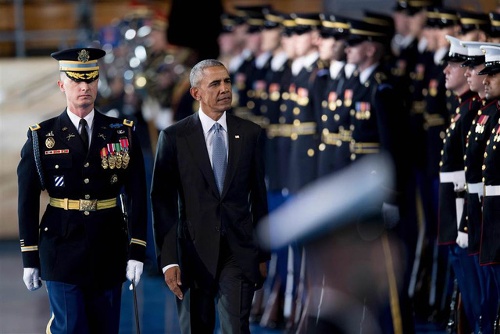 Ông Obama tại buổi lễ chia tay  được tổ chức tại căn cứ quân sự Myer-Henderson ở Arlington, Washington, Mỹ hôm 4/1 