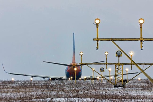 Tuyết phủ trắng sân bay ở Ba Lan 