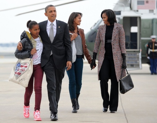 Gia đình Obama tại Sân bay Quốc tế O'Hare Chicago, ngày 7/11/2012.