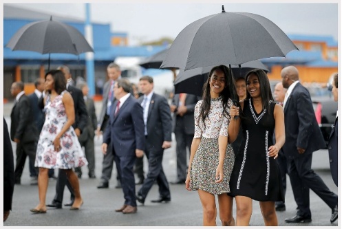 Hai cô con gái của Obama lớn phổng phao và duyên dáng tại sân bay quốc tế Jose Marti ngày 20/3/2016