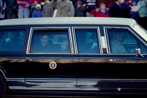 George H.W. Bush vẫy tay chào từ chiếc limousine của Tổng thống trong cuộc diễu hành nhậm chức của ông tại Washington tháng 1/1989