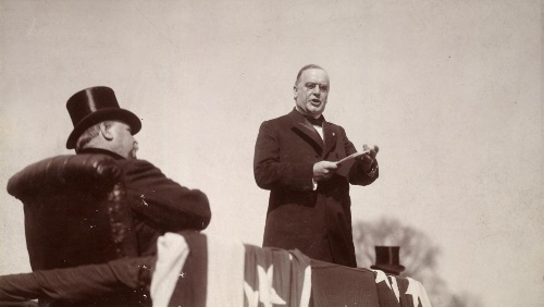 Tổng thống William McKinley đọc diễn văn nhậm chức trước sự chứng kiến của Tổng thống mãn nhiệm Cleveland tháng 3/1897.