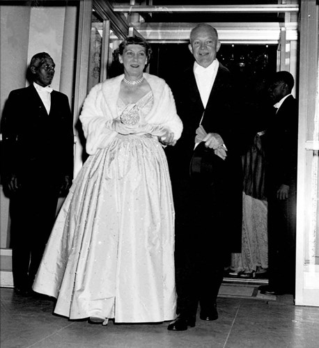 Đệ nhất phu nhân Mamie Eisenhower rạng rỡ trong ngày nhậm chức của Tổng thống Dwight D Eisenhower năm 1953.