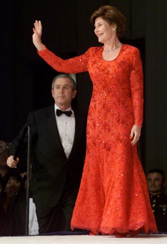 Đệ nhất phu nhân Laura Bush vẫy chào bước lên sân khấu cùng chồng là Tổng thống George W. Bush tại Ball theTexas, tháng 1/2001.