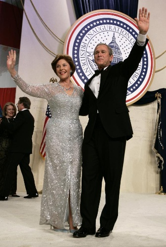 Đệ nhất phu nhân Laura Bush lộng lẫy trong buổi tiệc khiêu vũ sau lễ nhậm chức.