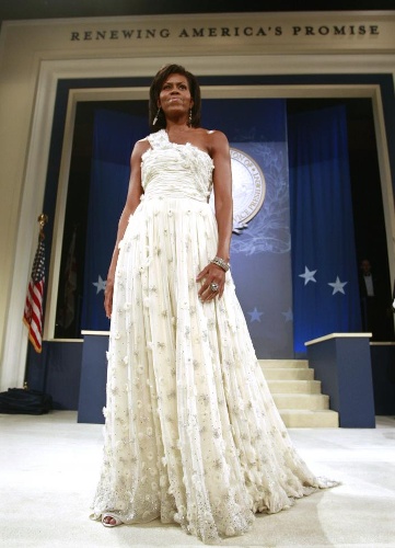 Michelle Obama mặc một bộ váy thiết kế bởi Isabel Toledo tại tiệc khiêu vũ.