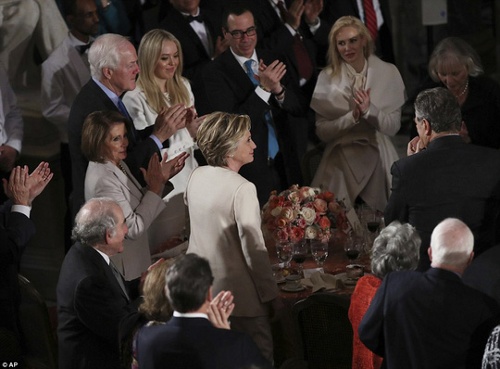  Bà Clinton đứng trong tiếng vỗ tay của mọi người