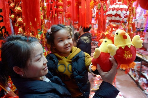 Chọn mua đồ trang trí năm mới trong khu chợ ở Quý Dương, tỉnh Quý Châu, Trung Quốc. (Ảnh: Tân Hoa Xã)