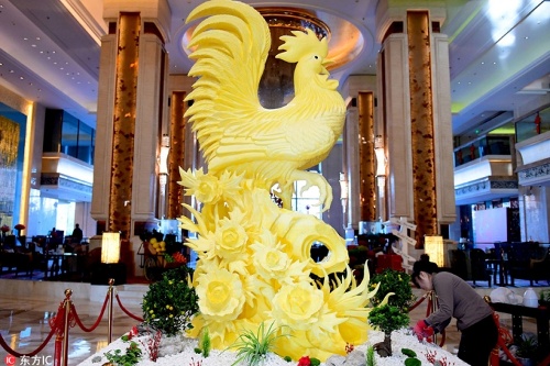 Con gà trống cao 3,6 mét bằng bơ ở Thẩm Dương. Tác phẩm nghệ thuật đặc biệt này mất khoảng 150 kg bơ và mất 22 ngày để hoàn thành. (Ảnh: IC)