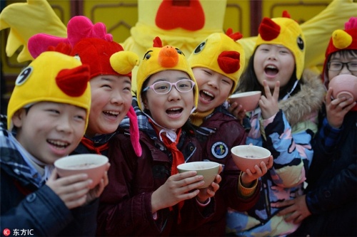 Những đứa trẻ hóa trang thành chú gà trong một lễ hội ở Giang Tô. (Ảnh:IC)