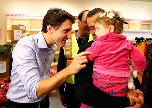 Thủ tướng Canada Justin Trudeau đón một em bé tị nạn Syria tại một sân bay của nước này hồi năm 2015.