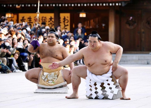 Kisenosato Yutaka (trái) trong buổi lễ phong tặng danh hiệu yokozuna (thiên hạ vô song) tại Tokyo, Nhật Bản 