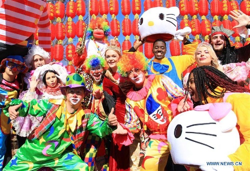 Diễn viên nước ngoài biểu diễn tại một lễ hội trong dịp lễ hội mùa xuân kéo dài một tuần tại Lâm Nghi, tỉnh Sơn Đông, thuộc phía đông Trung Quốc.