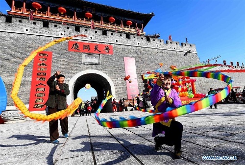 Người dân Trung Quốc chơi một trò chơi truyền thống trong lễ hội kéo dài một tuần ở Duy Phường, tỉnh Sơn Đông.