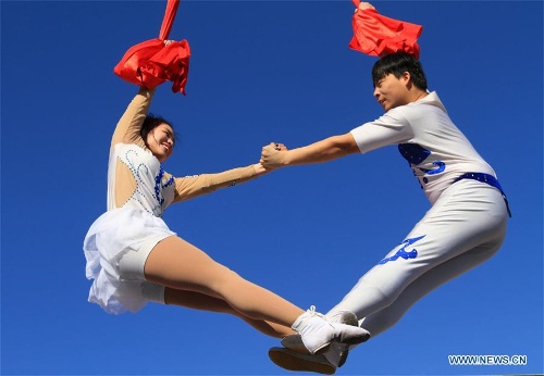 Hai diễn viên đu dây tại lễ hội ở Lâm Nghi, tỉnh Sơn Đông.